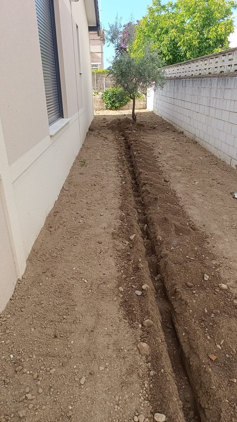 Tendido de mangueras de riego en jardín en obra