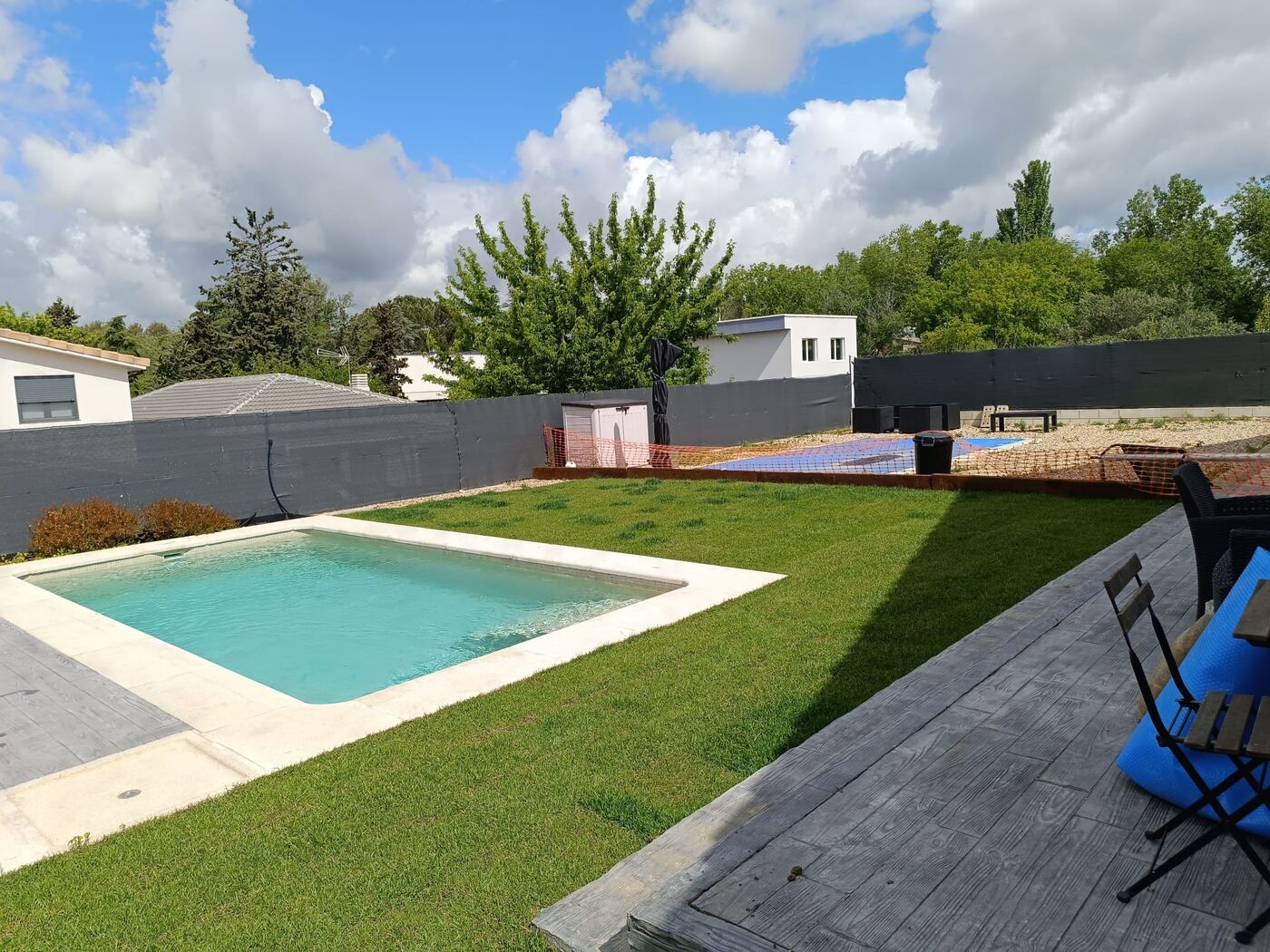 Jardín nuevo con piscina en construcción